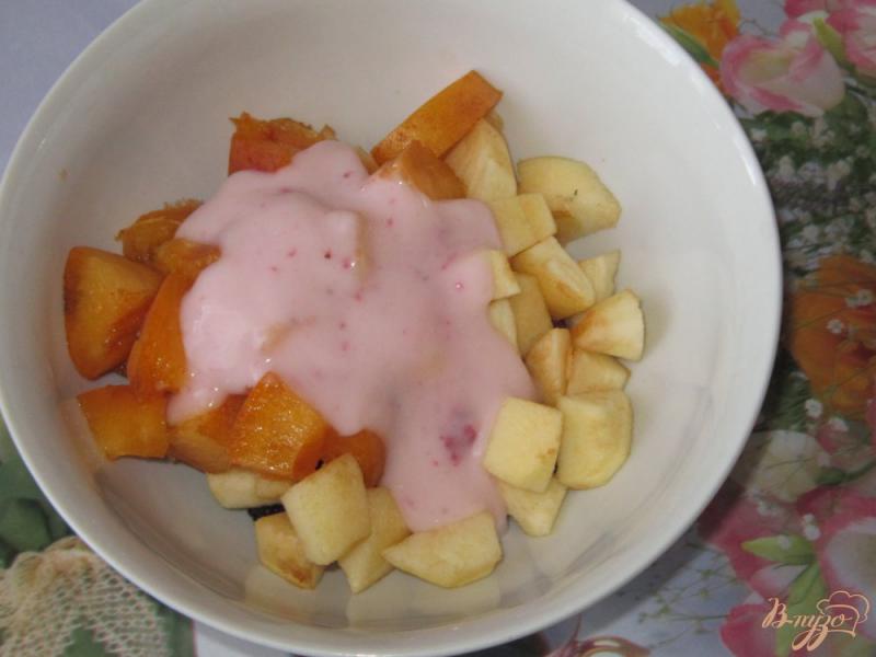 Фото приготовление рецепта: Фруктовый салат из малины, абрикоса, шелковицы и черной смородины шаг №5