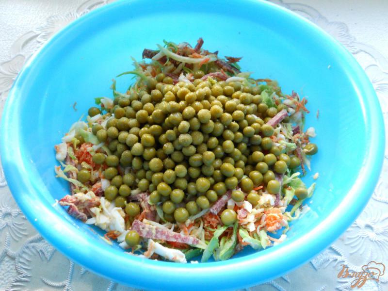 Фото приготовление рецепта: Салат из капусты с горошком и копченой колбасой шаг №3