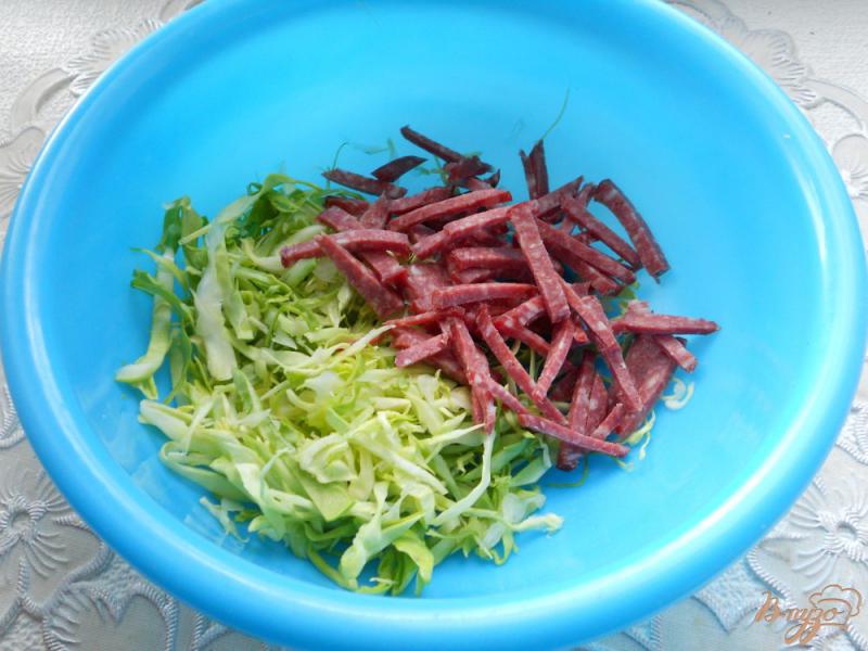 Фото приготовление рецепта: Салат из капусты с горошком и копченой колбасой шаг №1
