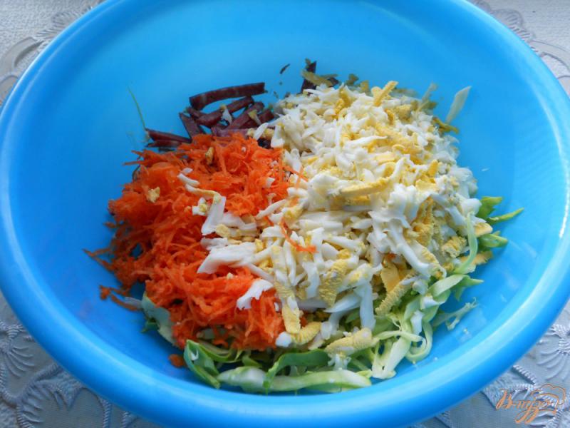 Фото приготовление рецепта: Салат из капусты с горошком и копченой колбасой шаг №2