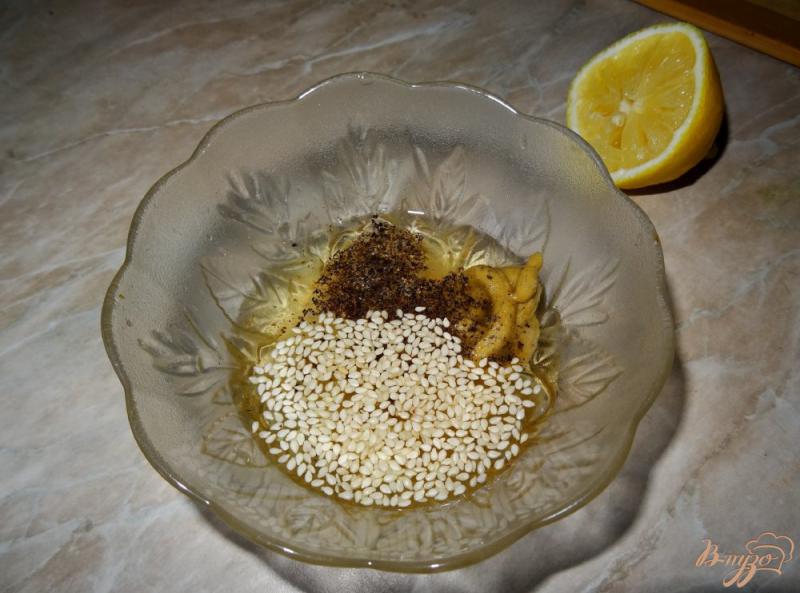 Фото приготовление рецепта: Салат с тунцом и перепелиными яйцами шаг №7