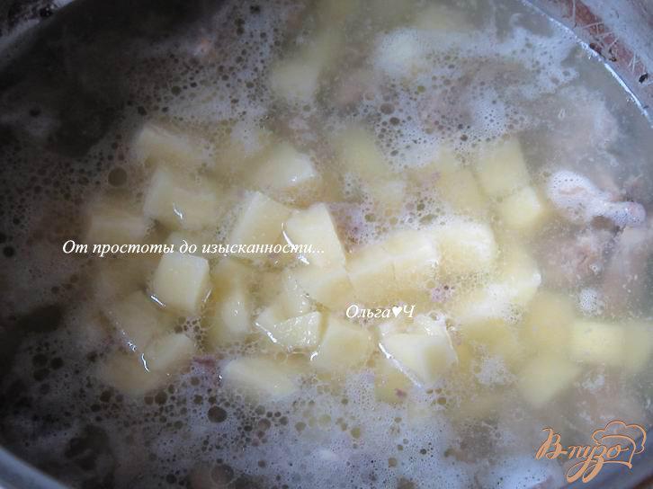Фото приготовление рецепта: Сливочный суп с куриными сердечками шаг №3