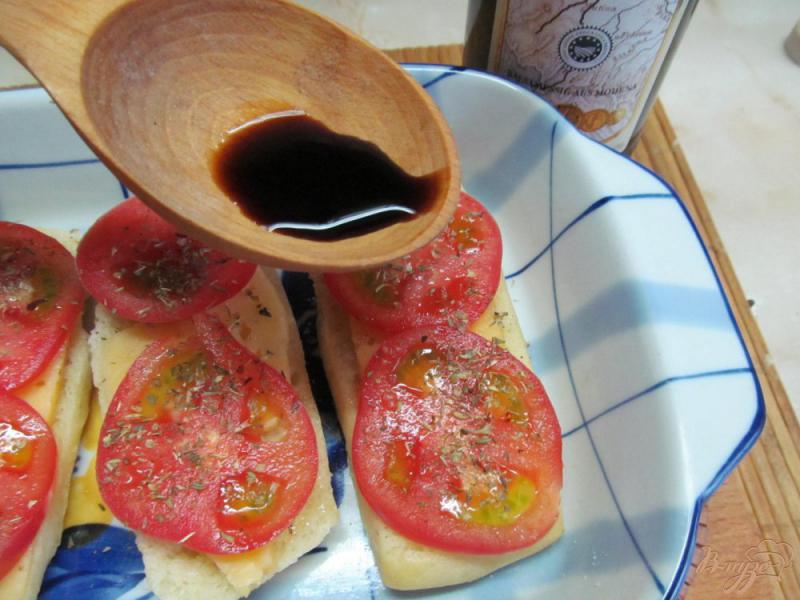 Фото приготовление рецепта: Теплые бутерброды с помидором и сыром шаг №4