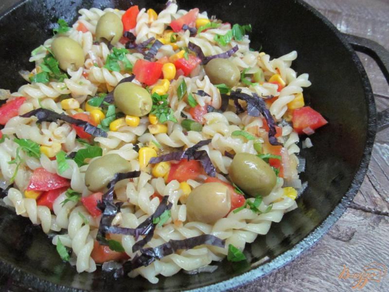 Фото приготовление рецепта: Салат из пасты с овощами шаг №5
