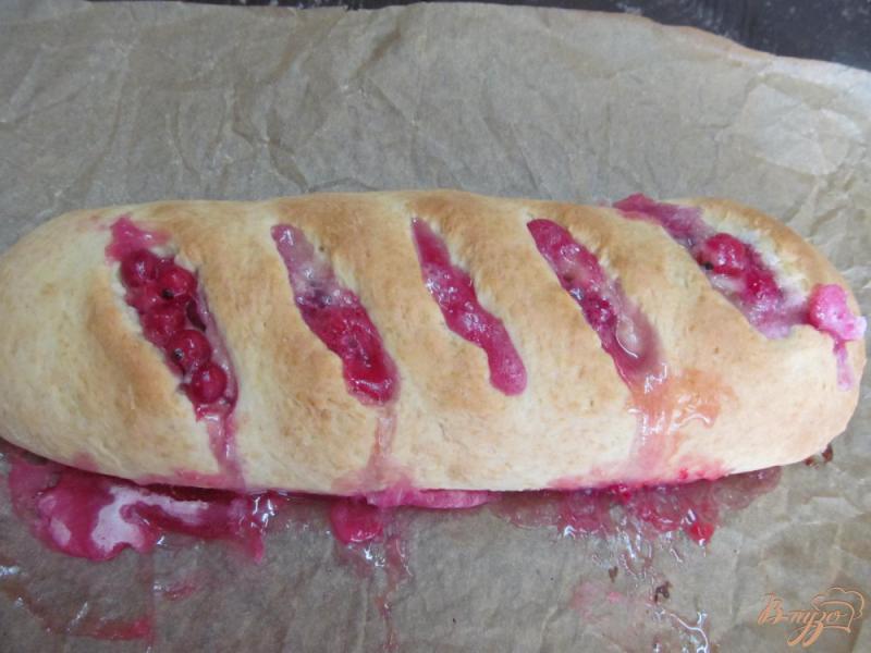 Фото приготовление рецепта: Пирог с красной смородиной шаг №7