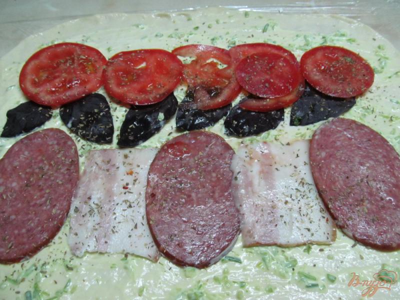 Фото приготовление рецепта: Стромболи с помидором и салями шаг №6