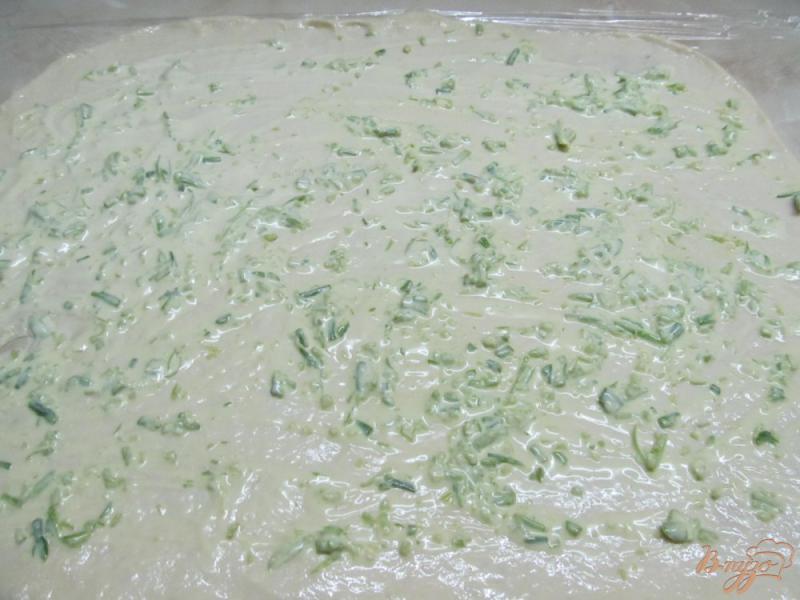 Фото приготовление рецепта: Стромболи с помидором и салями шаг №5