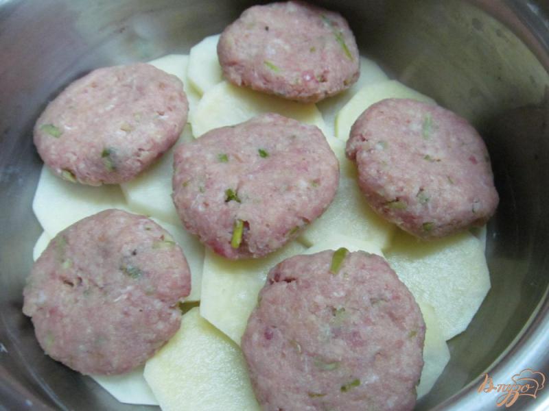 Фото приготовление рецепта: Блюдо для студента из картофеля и фарша шаг №4