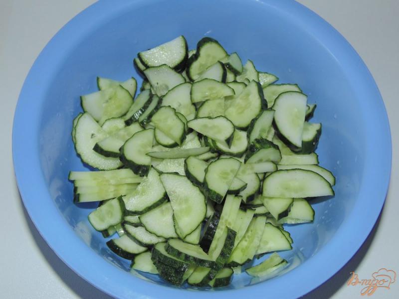 Фото приготовление рецепта: Салат из огурцов с базиликом шаг №1