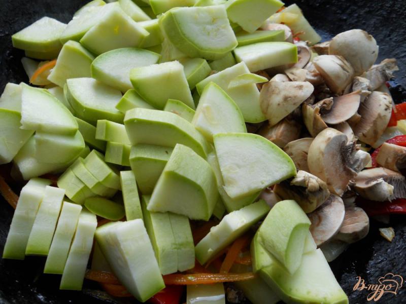 Фото приготовление рецепта: Овощное рагу со шпинатом, грибами и брынзой шаг №1