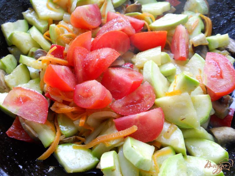 Фото приготовление рецепта: Овощное рагу со шпинатом, грибами и брынзой шаг №2