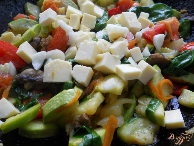 Фото приготовление рецепта: Овощное рагу со шпинатом, грибами и брынзой шаг №4