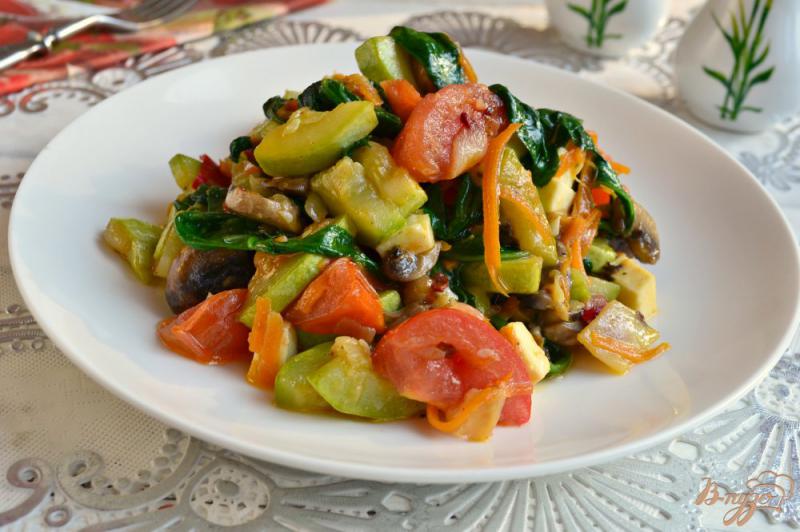 Фото приготовление рецепта: Овощное рагу со шпинатом, грибами и брынзой шаг №5