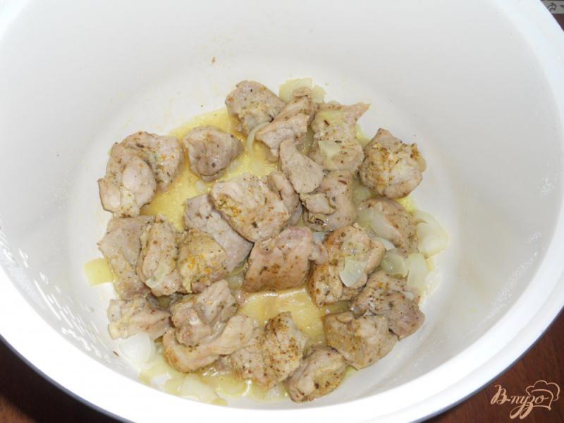Фото приготовление рецепта: Свинина с томатной пастой и паприкой в мультиварке шаг №3