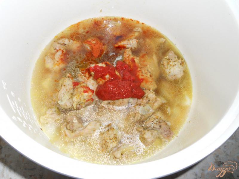 Фото приготовление рецепта: Свинина с томатной пастой и паприкой в мультиварке шаг №4