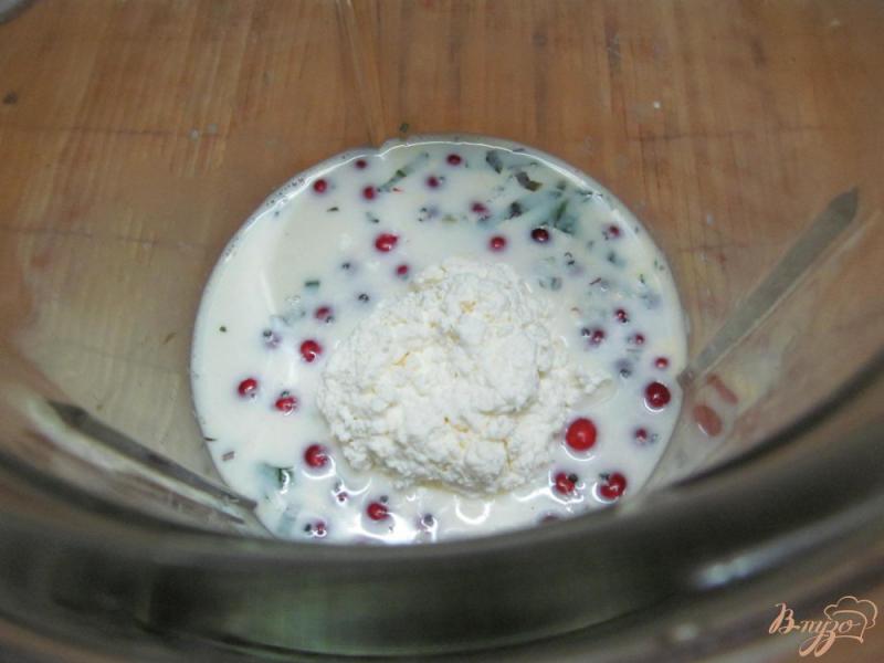 Фото приготовление рецепта: Десерт на завтрак с красной смородиной шаг №5