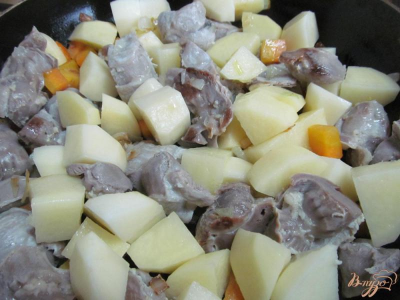 Фото приготовление рецепта: Рагу из овощей и куриных желудочков шаг №5