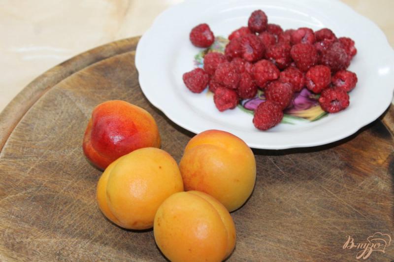 Фото приготовление рецепта: Блины с малиной и абрикосами шаг №4
