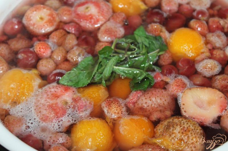 Фото приготовление рецепта: Освежающий компот с абрикосами, малиной и крыжовником с добавлением мяты шаг №6