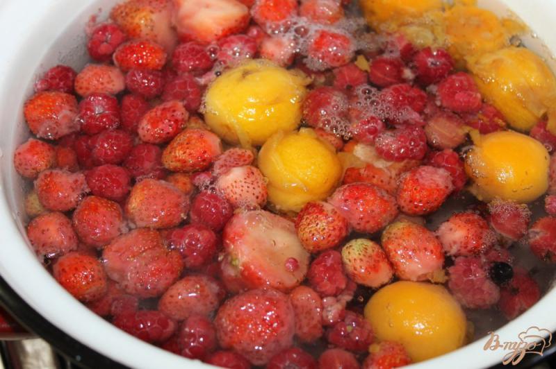 Фото приготовление рецепта: Освежающий компот с абрикосами, малиной и крыжовником с добавлением мяты шаг №4