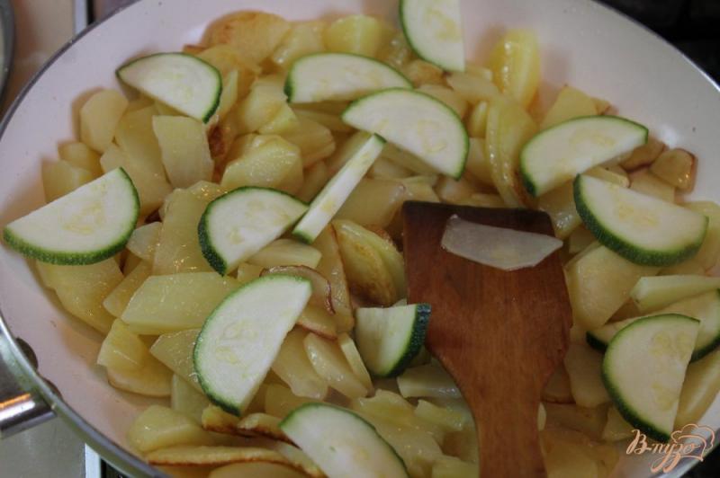 Фото приготовление рецепта: Жаренный молодой картофель с кабачками, баклажанами и перцем шаг №3