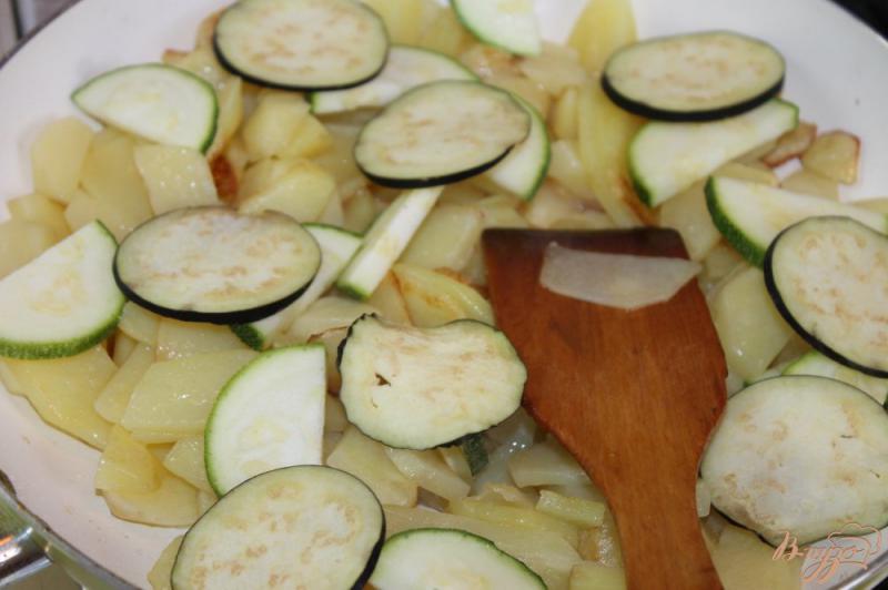 Фото приготовление рецепта: Жаренный молодой картофель с кабачками, баклажанами и перцем шаг №4