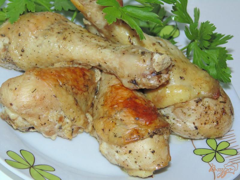 Фото приготовление рецепта: Куриные ножки в сметанно-соевом маринаде с греческими травами шаг №6