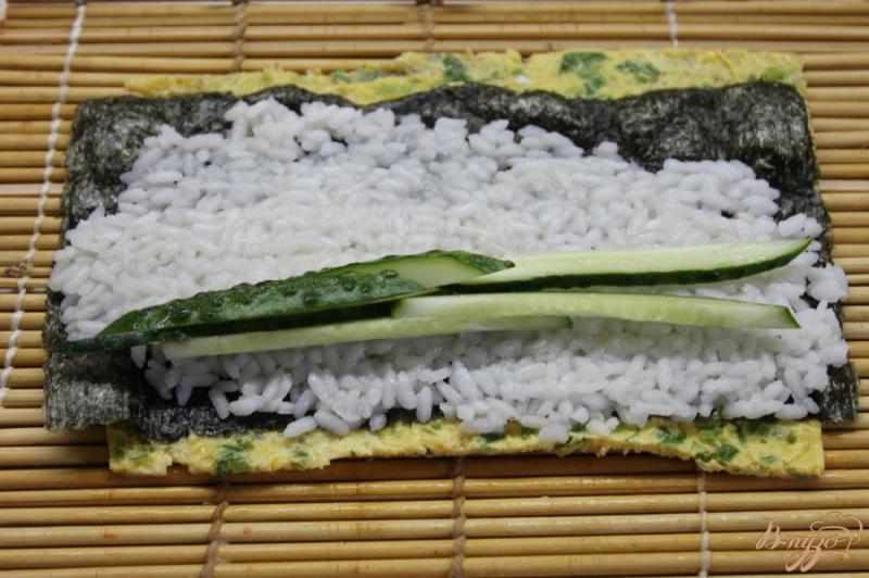 Фото приготовление рецепта: Суши с омлетом и соленым лососем шаг №8