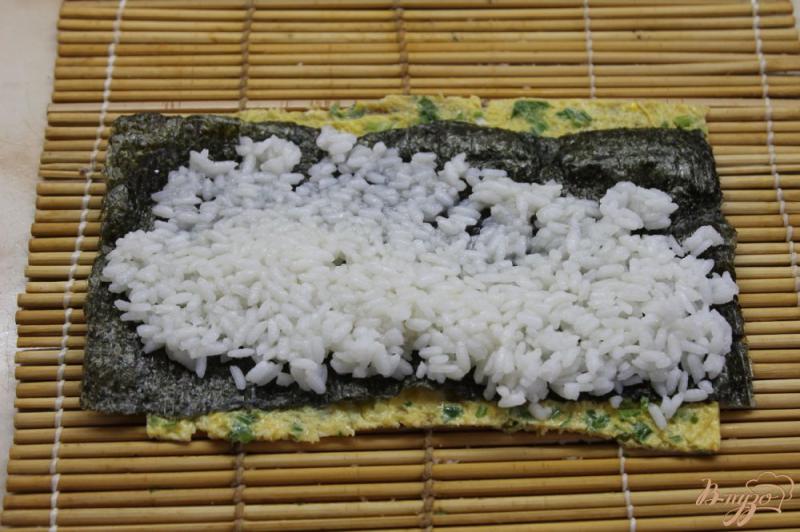 Фото приготовление рецепта: Суши с омлетом и соленым лососем шаг №7