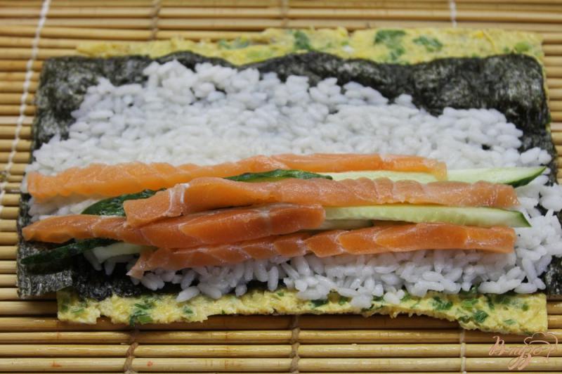Фото приготовление рецепта: Суши с омлетом и соленым лососем шаг №9