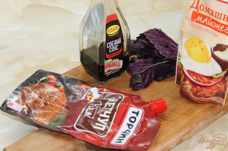 Фото приготовление рецепта: Универсальный соус из свежим базиликом к мясу и картофелю шаг №1