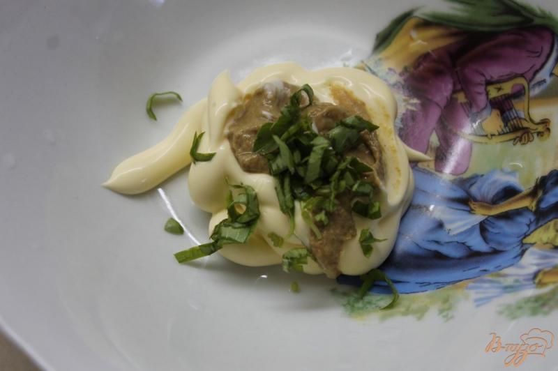 Фото приготовление рецепта: Салат с слабосоленым лососем, айсбергом и овощами шаг №6
