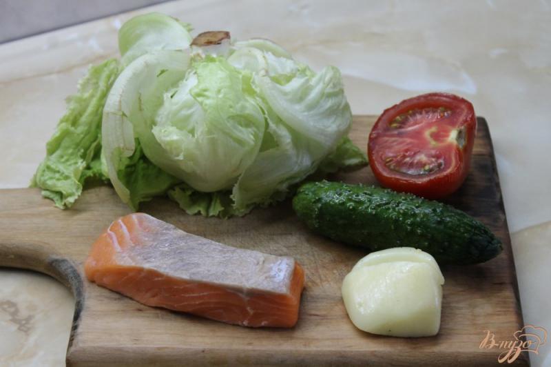 Фото приготовление рецепта: Салат с слабосоленым лососем, айсбергом и овощами шаг №1