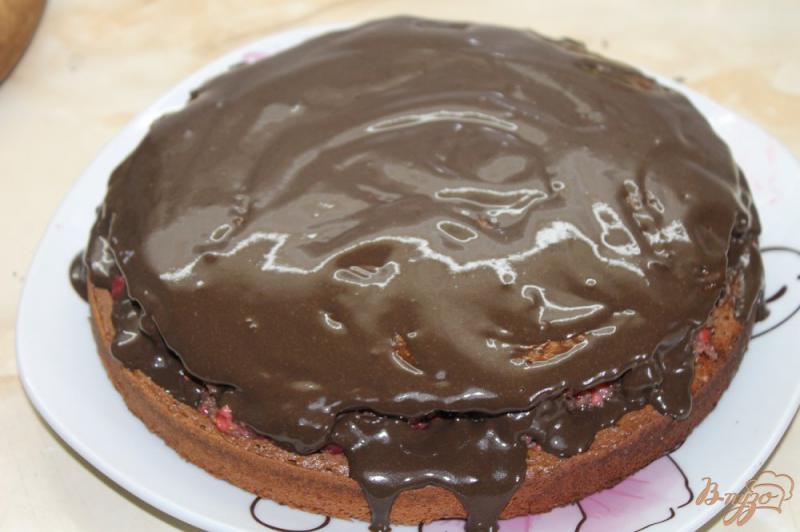 Фото приготовление рецепта: Ягодный шоколадный торт шаг №16