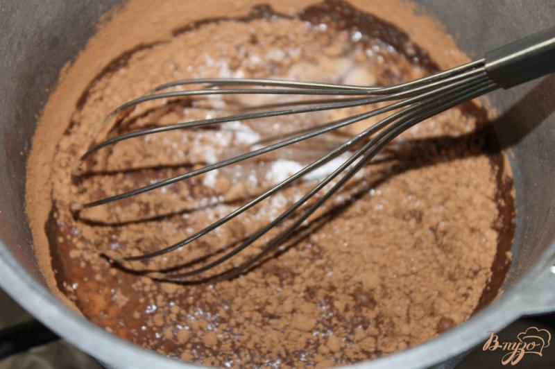 Фото приготовление рецепта: Ягодный шоколадный торт шаг №11