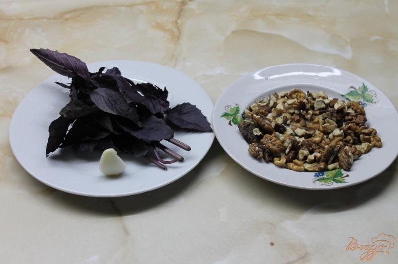 Фото приготовление рецепта: Соус из базиликом и грецким орехом шаг №1