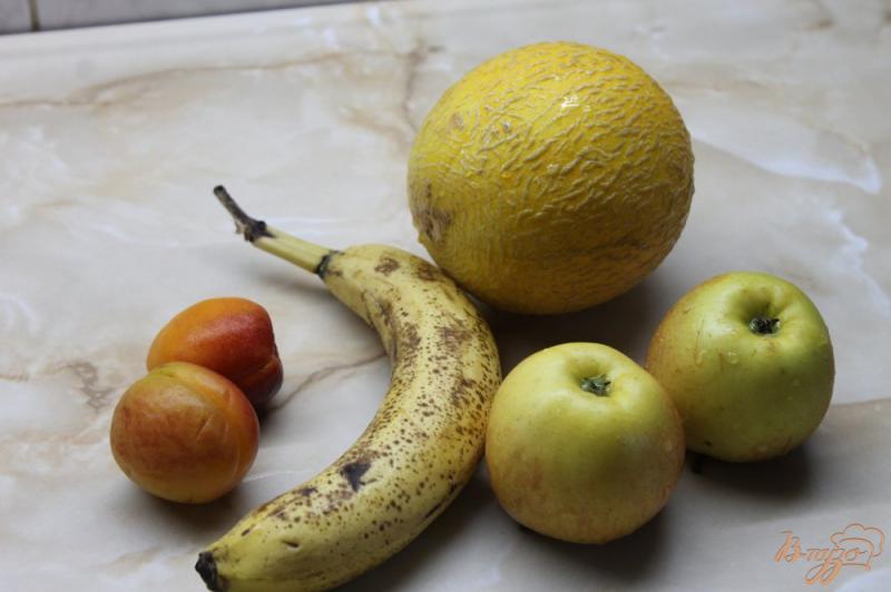 Фото приготовление рецепта: Фруктовый салат из дыни с бананом, яблоками и абрикосом шаг №1