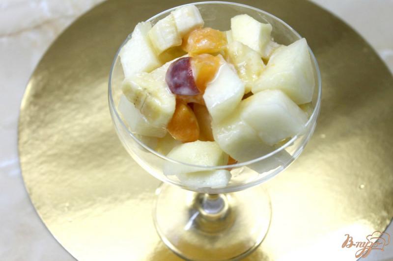 Фото приготовление рецепта: Фруктовый салат из дыни с бананом, яблоками и абрикосом шаг №6