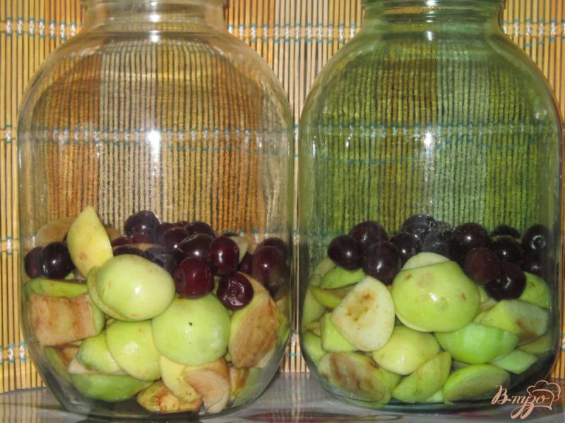 Фото приготовление рецепта: Яблочно-вишневый компот на зиму шаг №3
