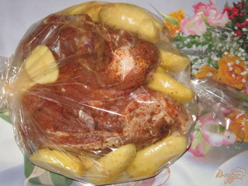 Фото приготовление рецепта: Свинина запеченная с молодым картофелем в рукаве шаг №5