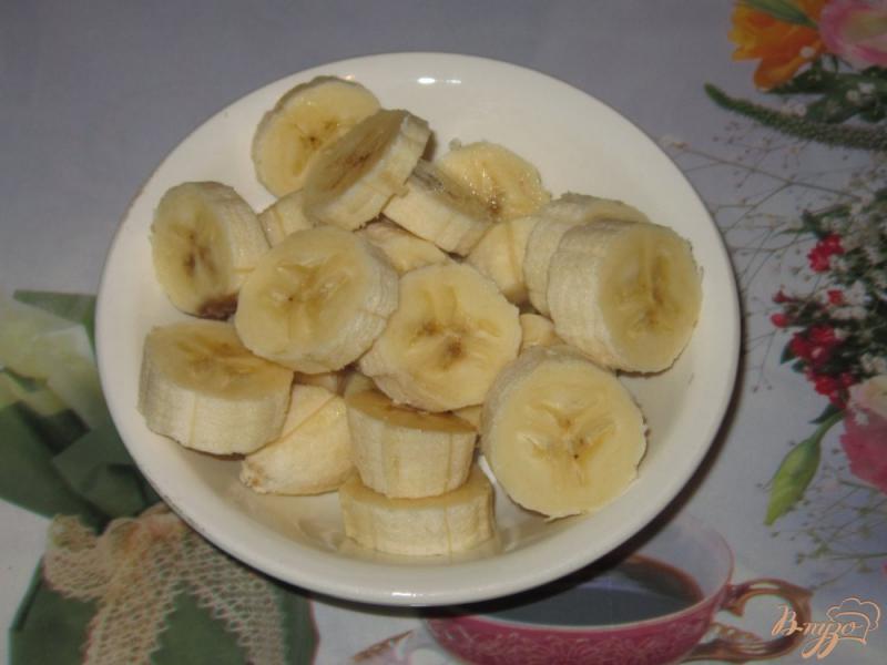 Фото приготовление рецепта: Абрикосово-банановый молочный коктейль шаг №3