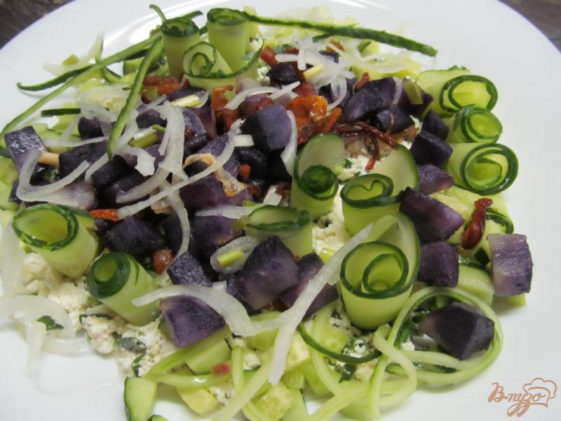 Фото приготовление рецепта: Салат из творога с картофелем и огурцом шаг №13