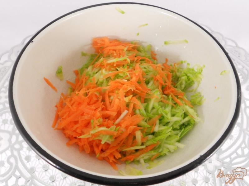 Фото приготовление рецепта: Оладьи из кабачков с брынзой и морковью шаг №1