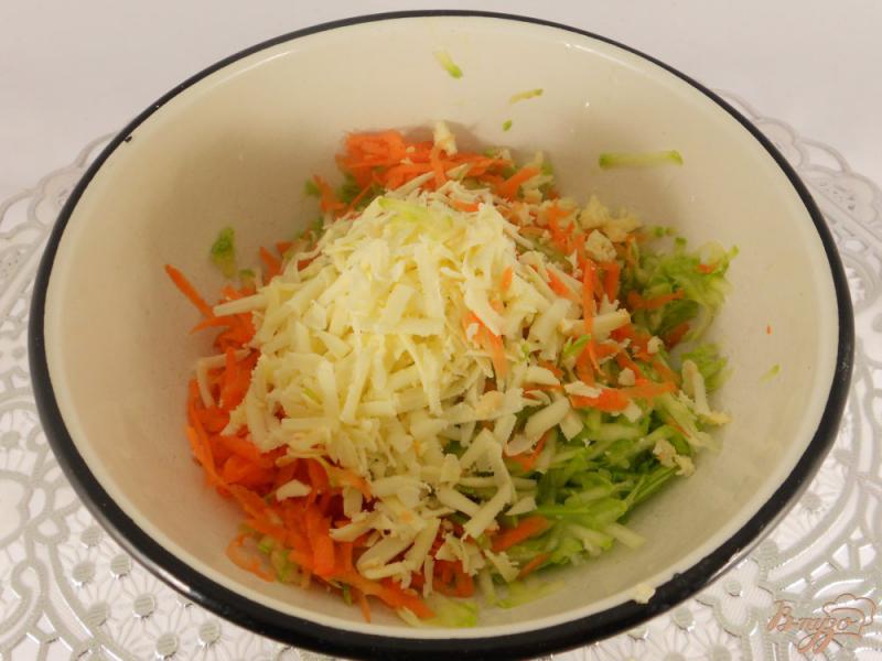 Фото приготовление рецепта: Оладьи из кабачков с брынзой и морковью шаг №2