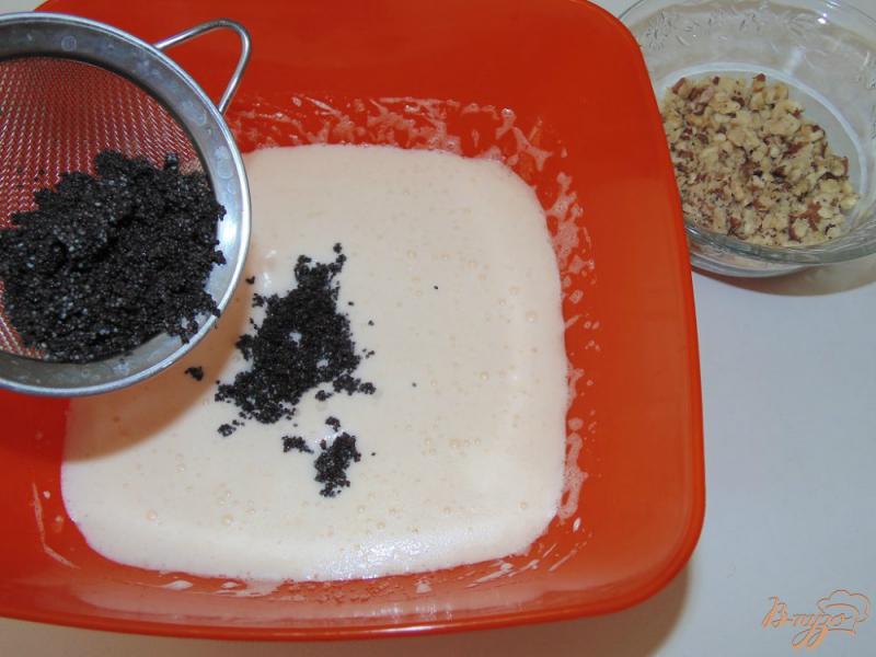 Фото приготовление рецепта: Кексы с маком и грецкими орехами шаг №5