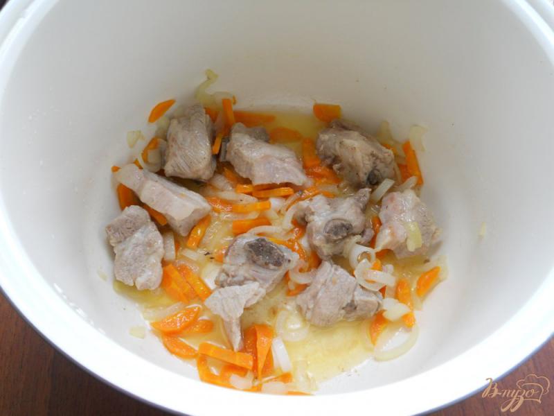 Фото приготовление рецепта: Суп со свининой и лапшой в мультиварке шаг №2