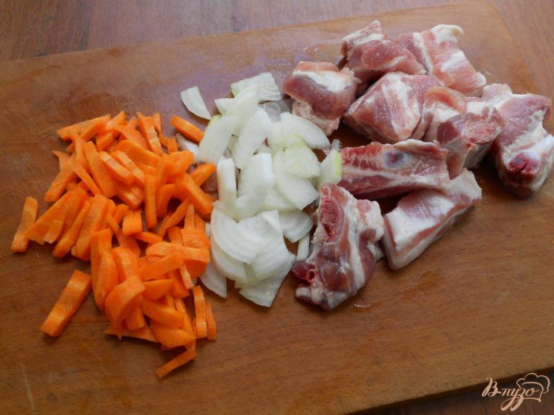 Фото приготовление рецепта: Суп со свининой и лапшой в мультиварке шаг №1