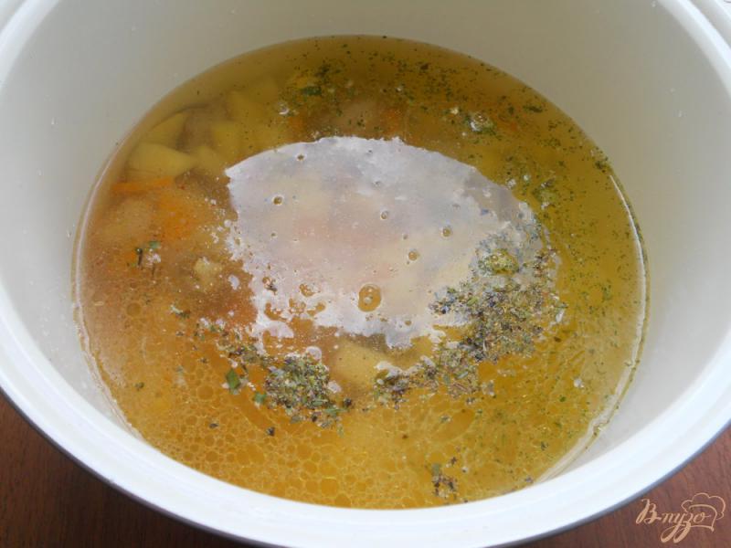 Фото приготовление рецепта: Суп со свининой и лапшой в мультиварке шаг №4