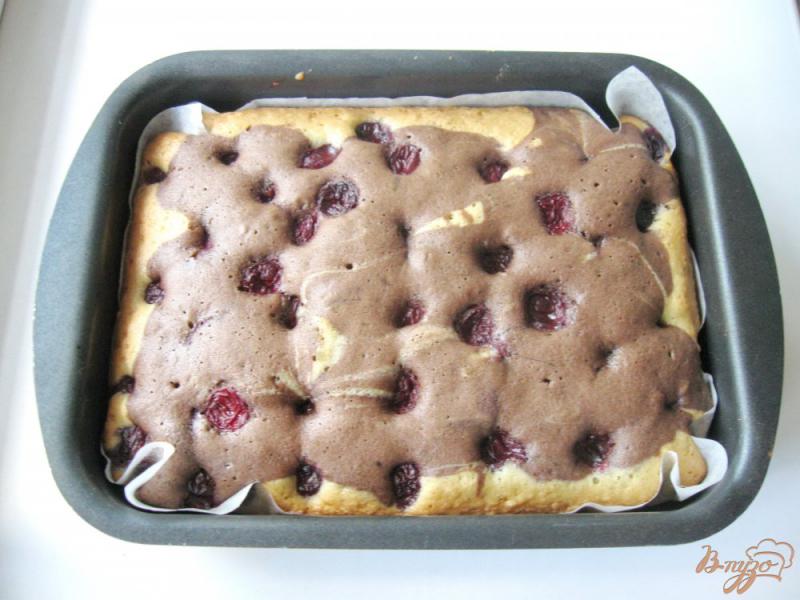 Фото приготовление рецепта: Пирог с вишней и заварным кремом шаг №9