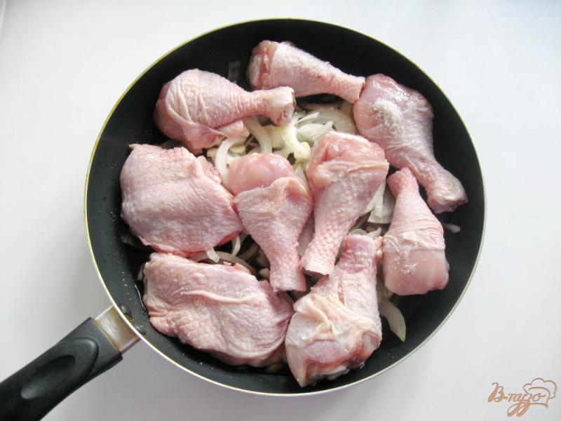 Фото приготовление рецепта: Курица в соево-луковом соусе шаг №4
